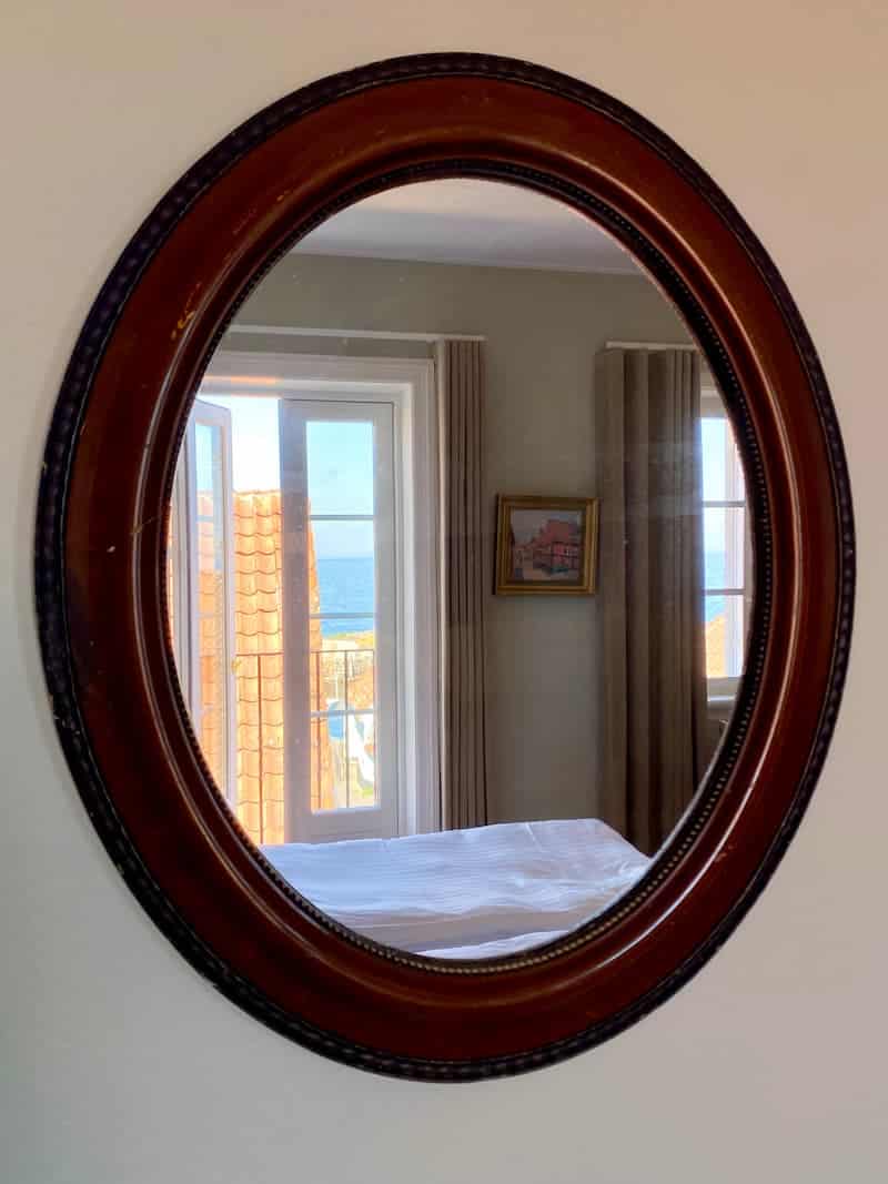 Dobbeltværelse med havudsigt i spejl