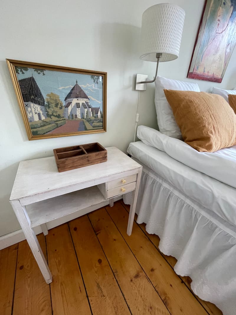 Dobbeltværelse vintage bord, seng og rundkirke maleri