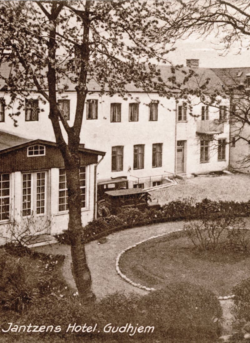 Jantzens Hotel postkort gårdhave og hotel