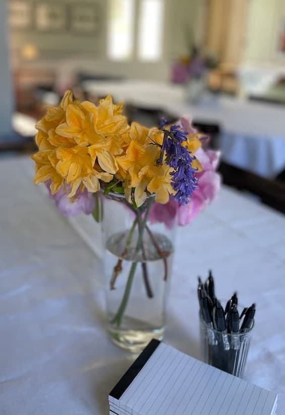 Møde med friske blomster blokke og penne