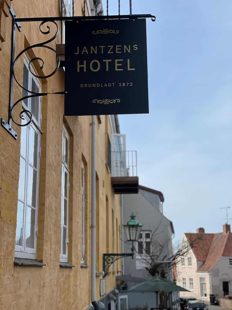 Jantzens Hotels facade med skilt i Brøddegade 