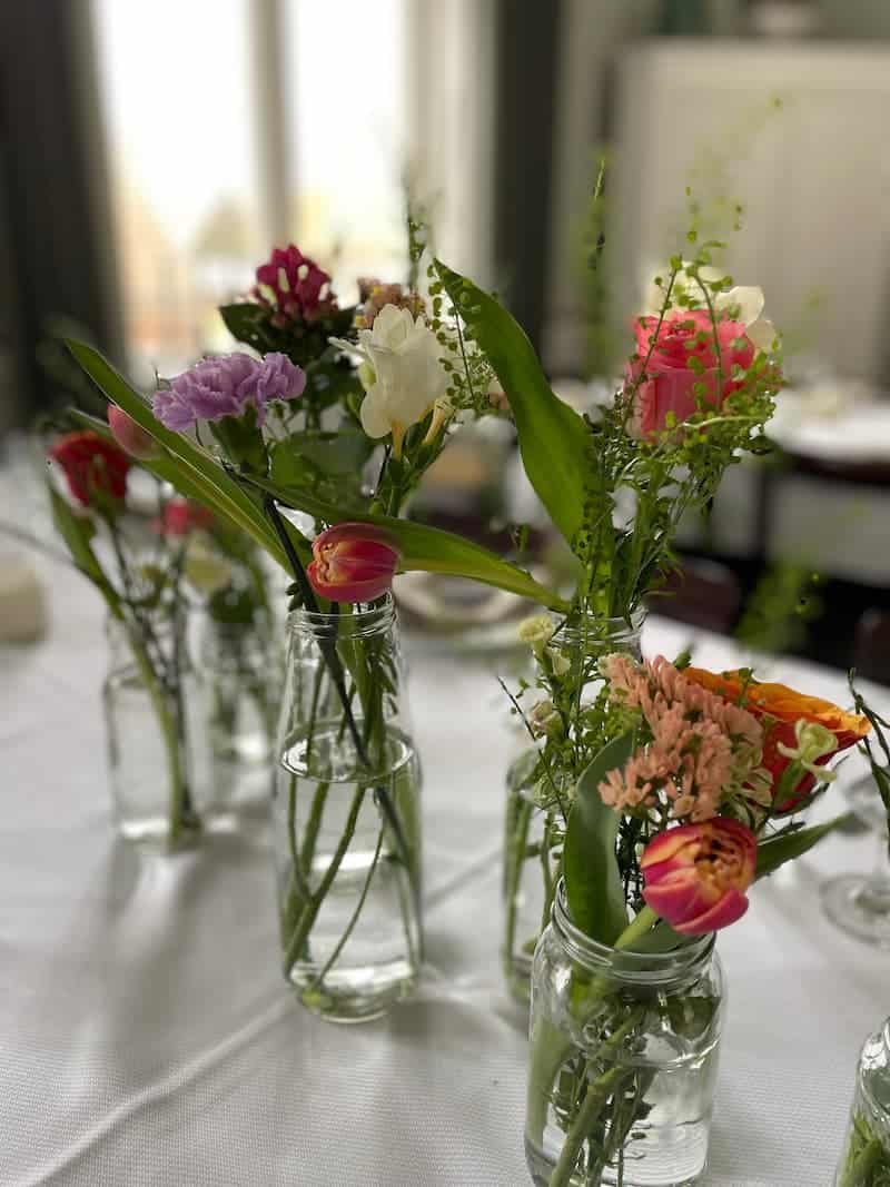 Fest små blomstervaser på Jantzens Hotel