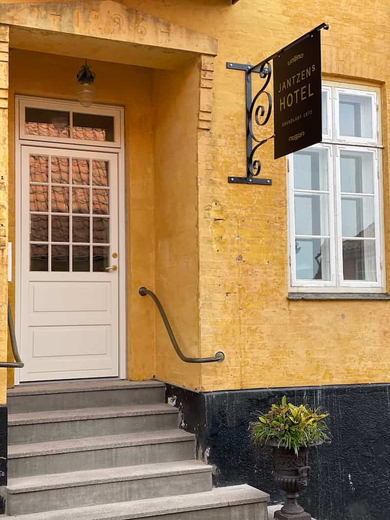 Indgang med nyt skilt på Jantzens Hotel i Gudhjem på Bornholm